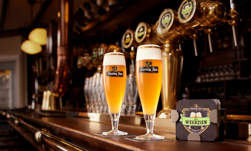 Twee glazen met 'Het Weerzien' speciaalbier op de bar